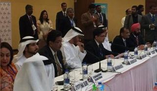  الشيخ محمد بن زايد خلال زيارته للسوق المالية ببومباي