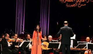 يضم البرنامج أغاني نابوليتانية وميوزيكال عالمية التي تصور حكايات الحب الرومانسية