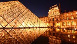 متحف اللوفر في باريس 