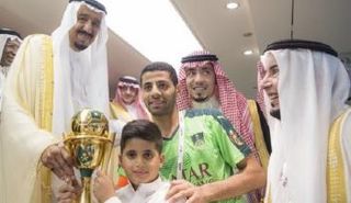 فريق الأهلي بعد تتويجه بطلاً لكأس خادم الحرمين الشريفين السعودي لكرة القدم