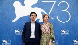 المخرج داميان تشازل والممثلة إيما ستون يلتقطان الصور في افتتاح المهرجان