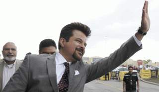 الممثل والمنتج الهندي أنيل كابور يحيي معجبيه في حفل افتتاح مهرجان سينمائي في كندا