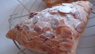 المثلثات باللوز