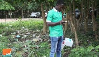 المواطن النيجيري بشير أثناء رحلة بحثه عن الماء في مخيم النازحيين العسكريين بنيجيريا