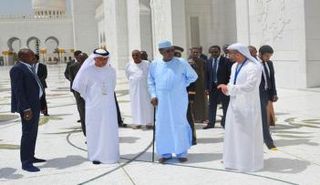 الرئيس التشادي يجول في المسجد