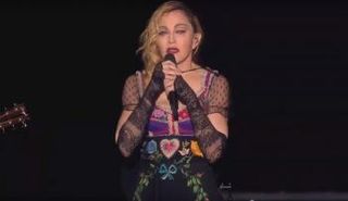 مادونا لم تتمالك دموعها عند الحديث عن ضحايا باريس