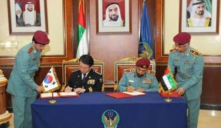 الشعفار والمسؤول الكوري يوقعان المذكرة