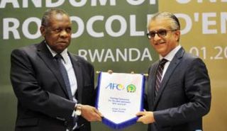 الشيخ سلمان وعيسى حياتو رئيس الاتحاد الإفريقي