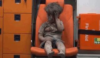 الطفل الحلبي عمران منقولا في سيارة إسعاف بعد إنقاذه من تحت الأنقاض