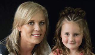 شيلي جيفورد تبهر متابعيها كل صباح بضفائر شعر ابنتها