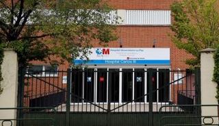 مدخل مستشفى في مدريد حيث ترقد ممرضة أصيبت بحمى القرم - الكونجو من الشخص المتوفي