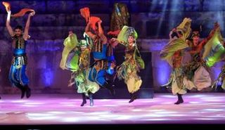 عرض فني في افتتاح مهرجان صور الصيفي (رويترز)