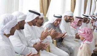 الشيح محمد بن زايد يصفق للطفل صاحب القصيدة الوطنية