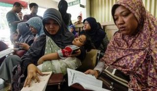 أمهات ينتظرن معلومات عن مزاعم عن استخدام لقاحات مغشوشة