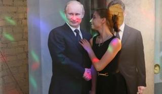 بوتين يلتقي  معجبيه في مقهي الرئيس