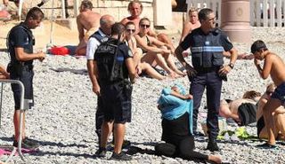 فرنسا تشن حملة قاسية لحظر 