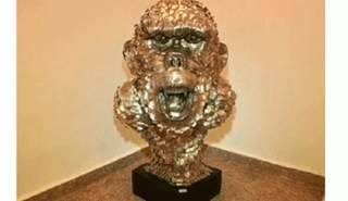 من أعمال نيجيري كولينز الفنية ـ  منحوتة من ملاعق معدنية قديمة