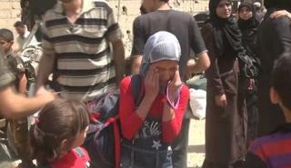 لقطة من فيديو لطفلة مدينة داريا السورية وهي تبكي حزناً على حرق مدينتها