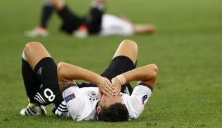 مسعود أوزيل على الأرض عاكسا حالة المنتخب الألماني في مباراة أمس