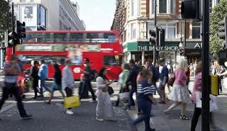 متبضعون يعبرون طريقا في لندن