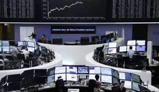 متعاملون أثناء التداول في بورصة فرانكفورت للأوراق المالية