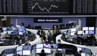 متعاملون أثناء التداول في بورصة فرانكفورت للأوراق المالية