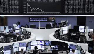 متعاملون أثناء التداول في بورصة فرانكفورت للأوراق المالية