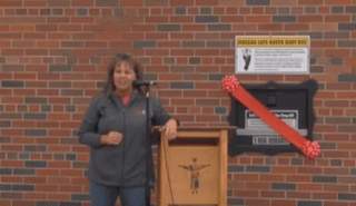 مونيكا كيلسي تفتتح الصندوق