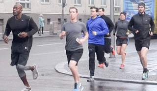 مؤسس فيس بوك يركض وسط حراسته الشخصية