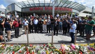 مواطنون المان يضعون أكليل الزهور على مكان حادث ميونيخ