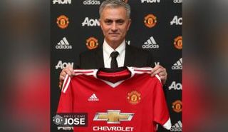 نادي مانشستر يونايتد الإنجليزي يعلن بشكل رسمي تعاقده مع البرتغالي جوزيه مورينيو