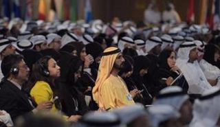 الشيخ محمد بن راشد يتوسط الحاضرين في القمة العالمية للحكومات