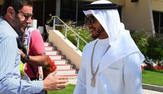 لويس هاميلتون بالزي العربي