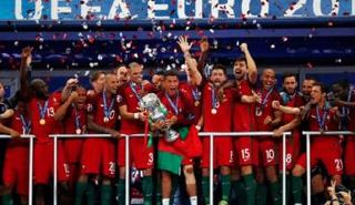 لحظة تتويج المنتخب البرتغالي بكأس الأمم الأوروبية 