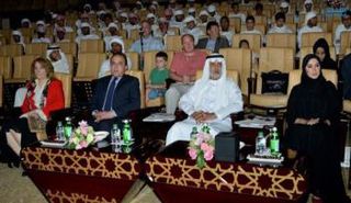 الشيخ نهيان بن مبارك آل نهيان وزير الثقافة خلال استقباله الفنانين المشاركين في البينالي