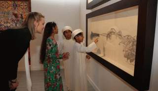 الشيخة شيخة والشيخ محمد والشيخ نهيان بن ذياب بن سيف آل نهيان في جولة بالمعرض