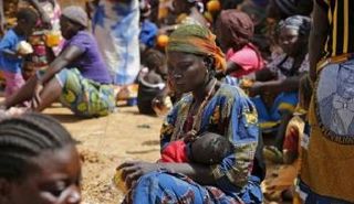 نساء وأطفال في مركز تسجيل بنيجيريا