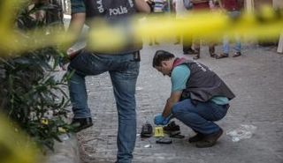 عناصر الشرطة التركية في موقع الانفجار