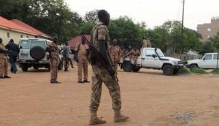 قوات من الجيش والشرطة في شارع في جوبا