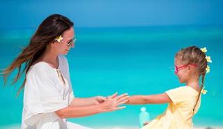 حافظي على بشرتك من أشعة الشمس بطرق بسيطة