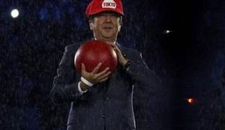 شينزو آبي متقمصا شخصية ماريو