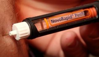 مريض بالسكر يستخدم قلما لحقن نفسه بالإنسولين في فيينا