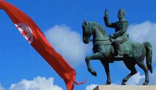 التمثال يجسد ملامح الرئيس التونسي الراحل الحبيب بورقيبة الذي أمر شخصيا بنحته عام 1982