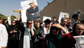 المخرج عباس كياروستامي حاز على جائزة السعفة الذهبية في مهرجان كان عام 1997.