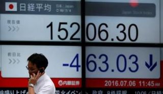 رجل يمر أمام شاشة إلكترونية تعرض مؤشر نيكي في طوكيو