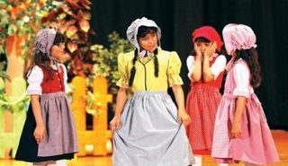 من مشاركات سابقة لفرق المدارس في مهرجان الشارقة للمسرح المدرسي