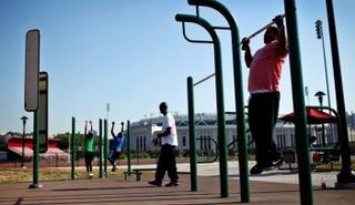 أشخاص يمارسون تمارين رياضية في منطقة مفتوحة بنيويورك -رويترز.