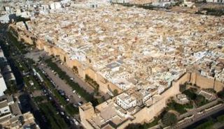 تقع صفاقس على بعد 270 كيلومترًا جنوب تونس العاصمة