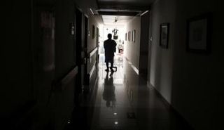 مريض بالسرطان يسير في مستشفى في الصين.