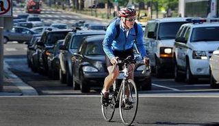 دراج في ساعة الذروة الصباحية في العاصمة الكندية